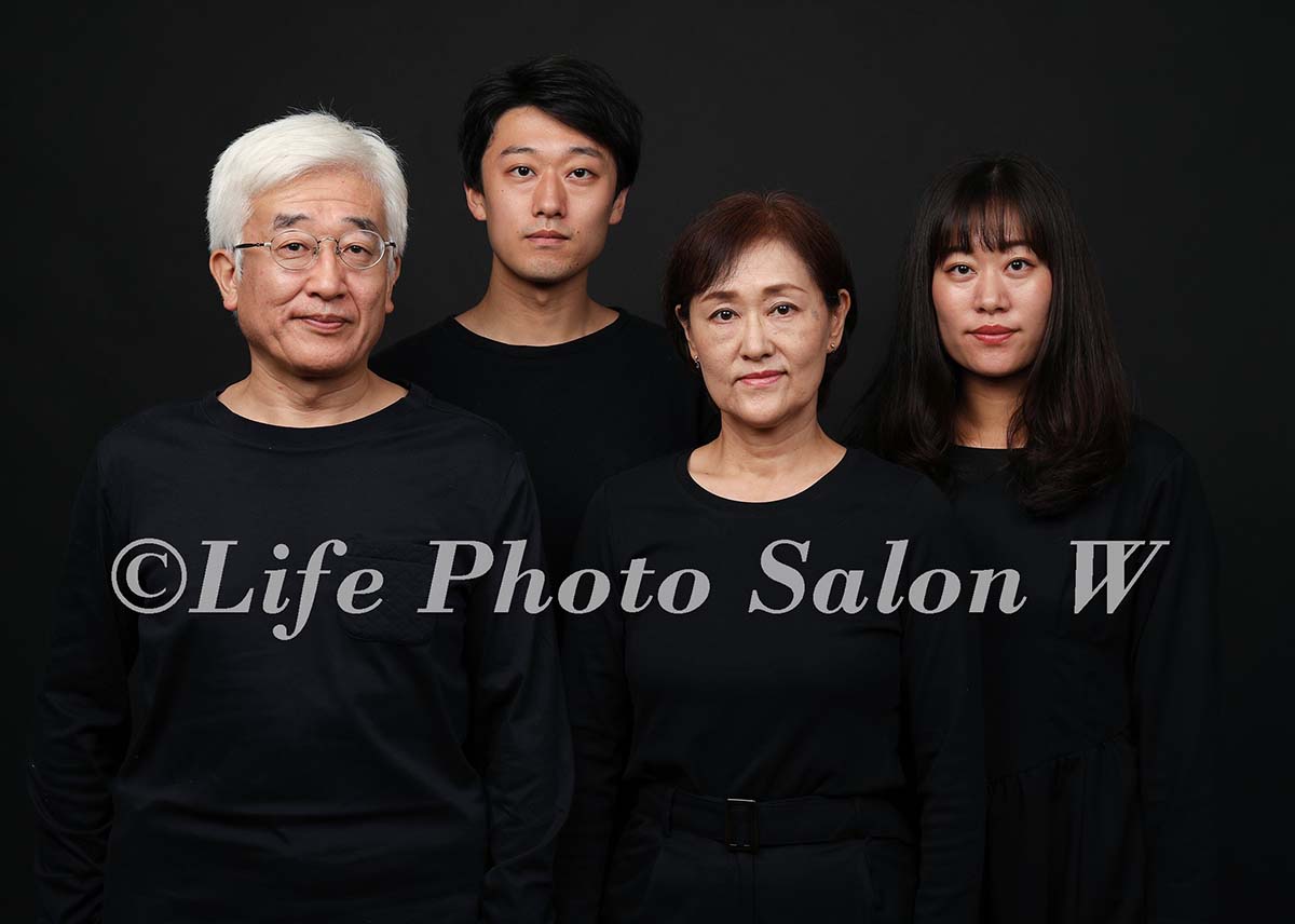 黒シャツ 黒背景でポスターのような家族写真撮影 川崎市中原区 元住吉の写真館life Photo Salon W