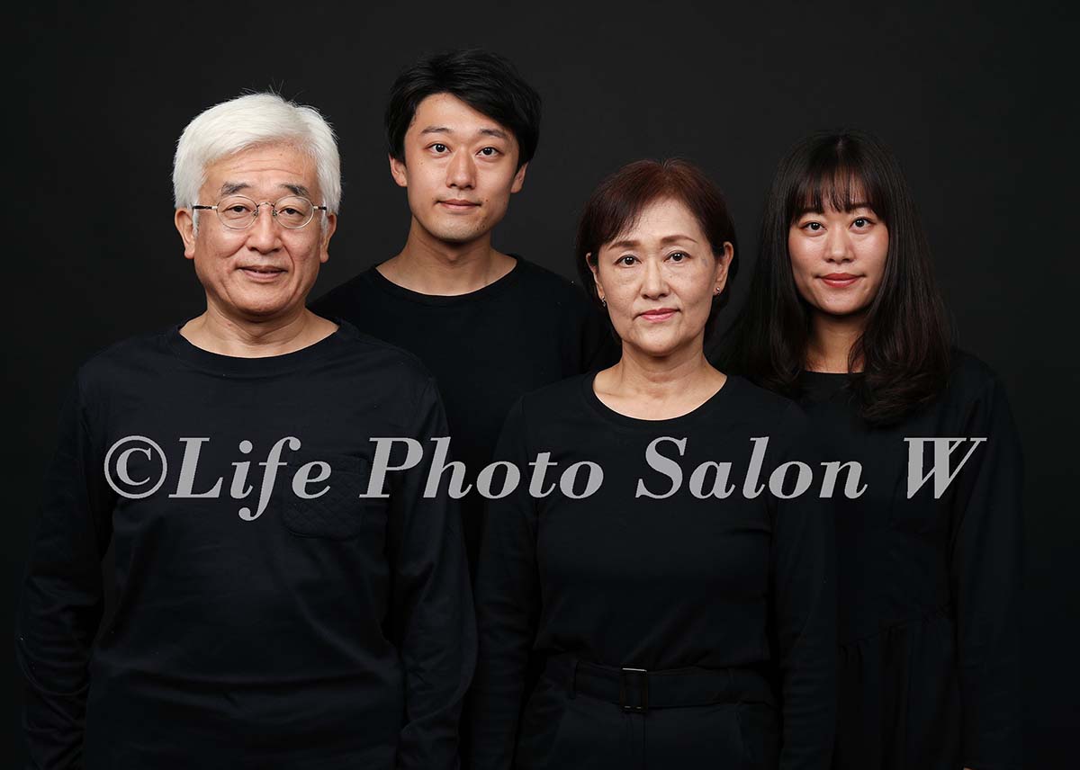 黒シャツ 黒背景でポスターのような家族写真撮影 川崎市中原区 元住吉の写真館life Photo Salon W